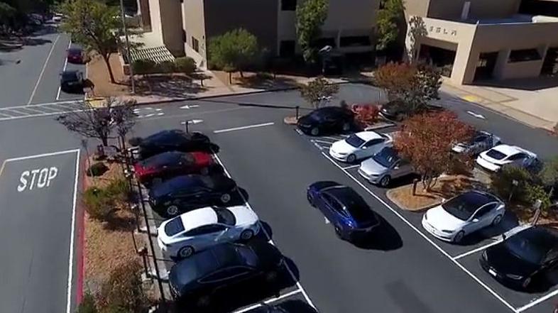 Tesla parkira samodejno