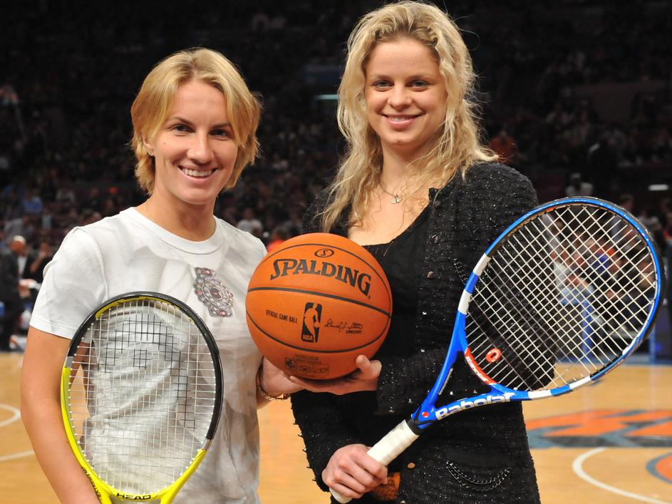 Gledalce sta med polčasom obračuna v New Yorku pozdravili tudi tenisačici Svetla