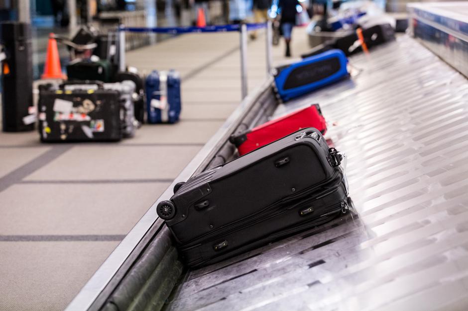 kovčki in trak za prevzem prtljage na letališču | Avtor: Profimedia