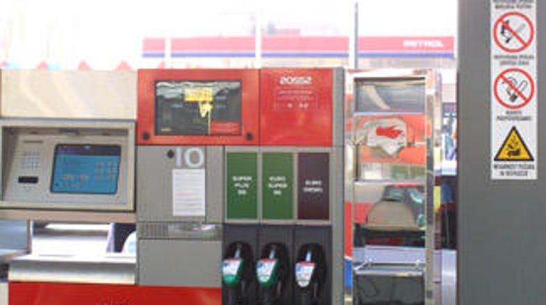 Neosvinčeni 95-oktanski motorni bencin se je v letu dni podražil za 8,65 odstotk