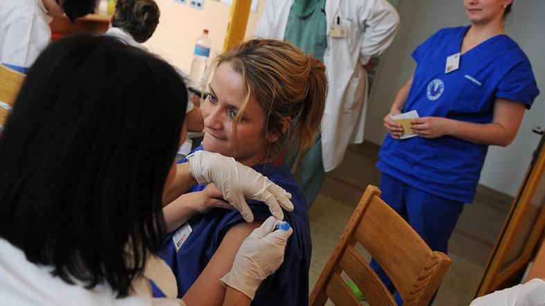 Cepljenje bo potekalo v devetih cepilnih centrih po vsej državi, za cepljenje pa