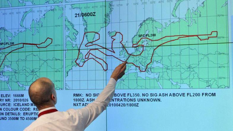 Nemški kontrolor letenja kaže zemljevid vulkanskega dima nad Evropo. (Foto: Reut