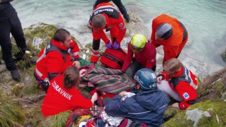Reševanje kajakašice na Soči