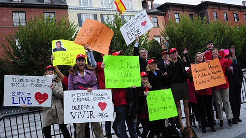 Nekateri protestirajo tudi v bližini veleposlaništev tujih držav.