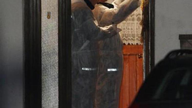 Preiskava je pokazala, da je bila ženska v kopalnici večkrat zabodena v hrbet.