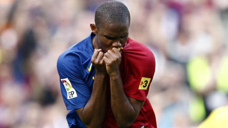 Samuel Eto'o vodilnim v Barceloni in Interju povzroča sive lase.