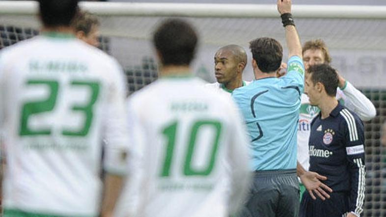 Naldo je bil v 15. minuti derbija upravičeno izključen.