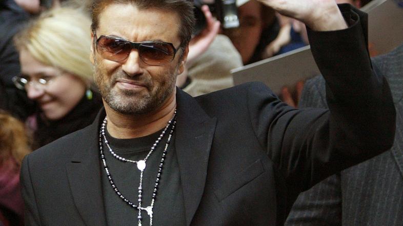 Zaradi nenadzorovane vožnje je George Michael končal v vratih trgovine in tako r