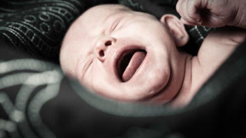 20-letnica je sina prodala, da je lahko plačala porod. (Slika je simbolna)