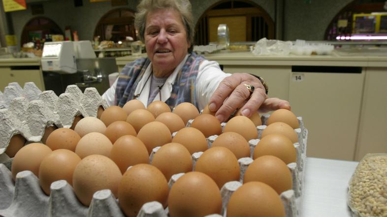 hrana: 30.11.2005, prodajalka jajc, pokrita tr?nica na osrednji tr?nici Ljubljan