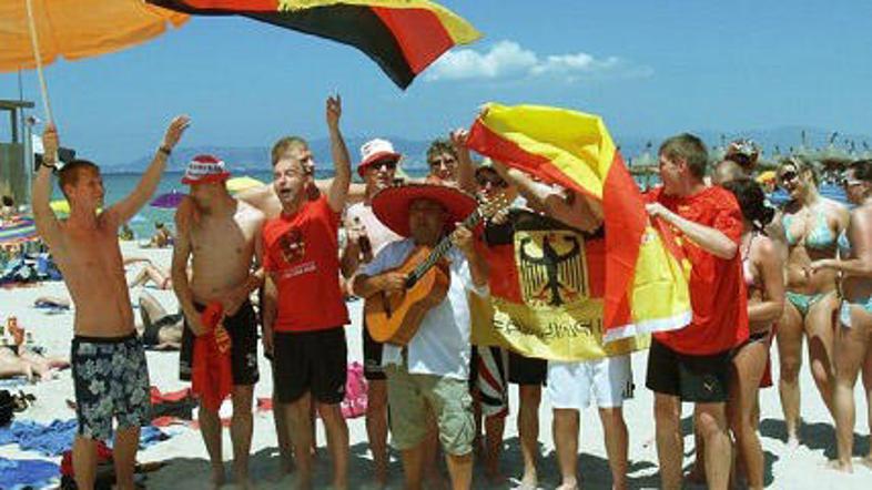 Iz Nemčije poročajo o množičnem "uvozu" virusa nove gripe z Balearov, ki poteka 