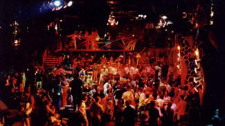 Policija je morala zaradi gneče pred diskoteko Gavioli in v njeni notranjosti ka