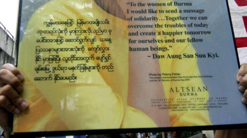 Od začetka sojenja so se po svetu zbirali protestniki in zahtevali takojšnjo izp