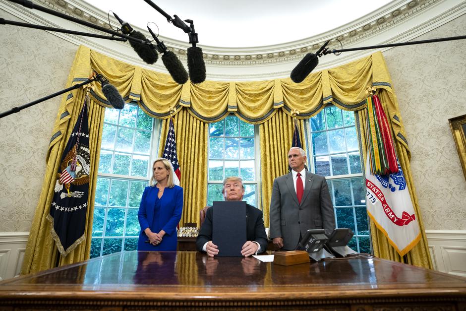 Podpis izvršilnega ukaza o koncu ločevanja otrok | Avtor: Epa