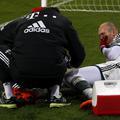 Poškodovani Arjen Robben na tekmi med Bayernom in Augsburgom.