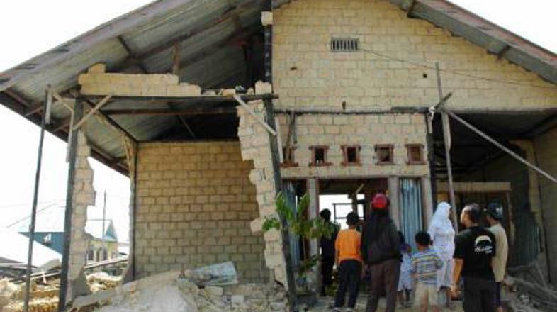 Zaradi potresa so se na več poslopjih v mestu Manokvari pojavile razpoke.