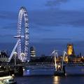 Z razglednega kolesa London Eye se lepo vidi Temza in cela silhueta mesta.