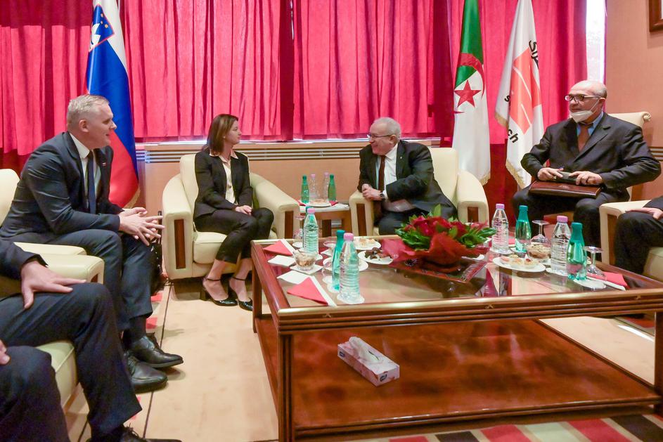 Podpis pogodbe v Alžirij