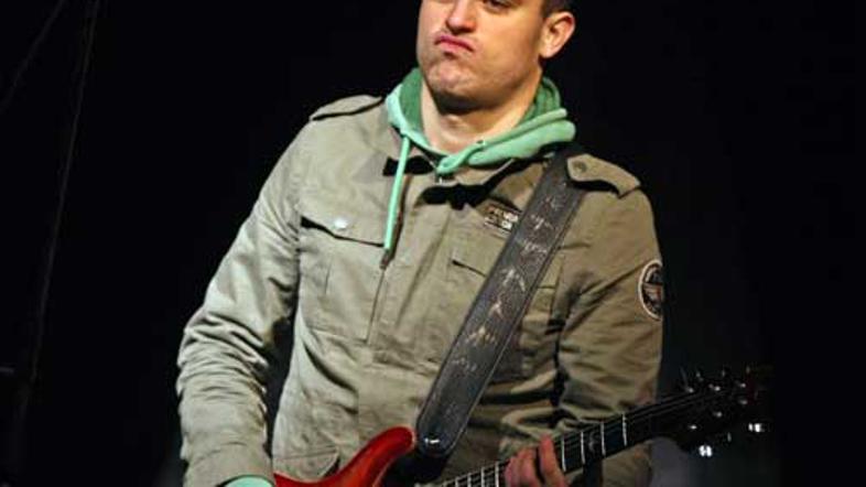 Omar in kitara PRS 24 custom, ki jo prodaja za 1950 evrov.