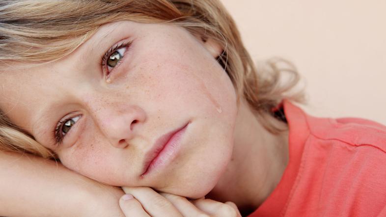 otrok, žalost, žalosten fant