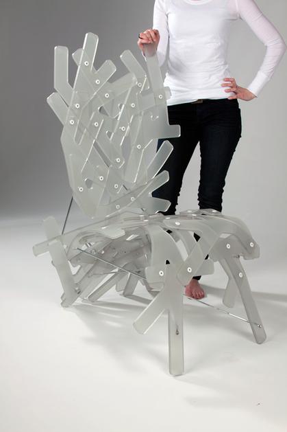 Stol Contour. Oblikovanje: Ethan Creasman.