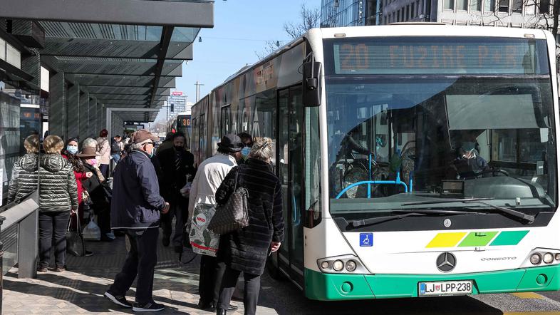 potniki čakajo avtobus LPP