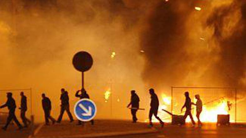 Ogenj je goltal hotel.