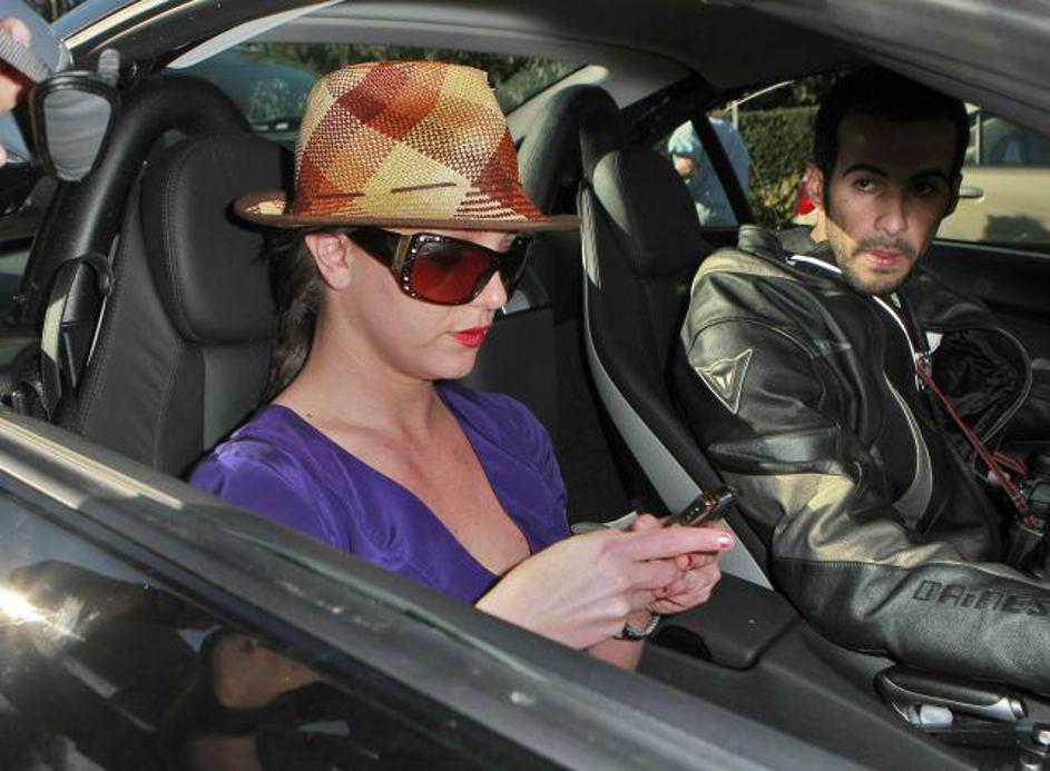 Do kdaj bo Britney (na fotografiji ob odhodu iz bolnišnice v spremstvu neznanega