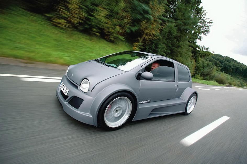 Moč se preko petstopenjskega ročnega menjalnika prenaša na zadnji kolesi.