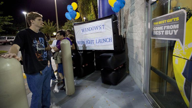 Najbolj navdušeni uporabniki so opolnoči pred trgovinami čakali na uradni začete