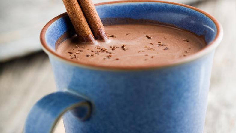 Aromo ji dodajte s cimetovo paličico. (Foto: Shutterstock)