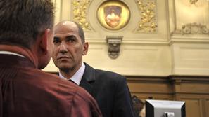 Janševi podporniki pred sodiščem.