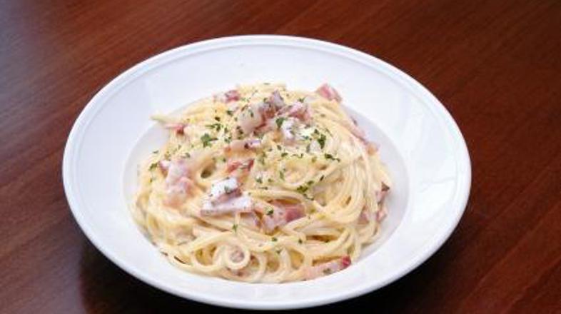 Ime omake naj bi izviralo iz priljubljenosti te jedi pri izdelovalcih oglja.