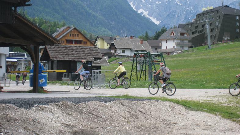 Z ureditvijo kolesarske steze od Mojstrane do Rateč in naprej do Trbiža je v Kra
