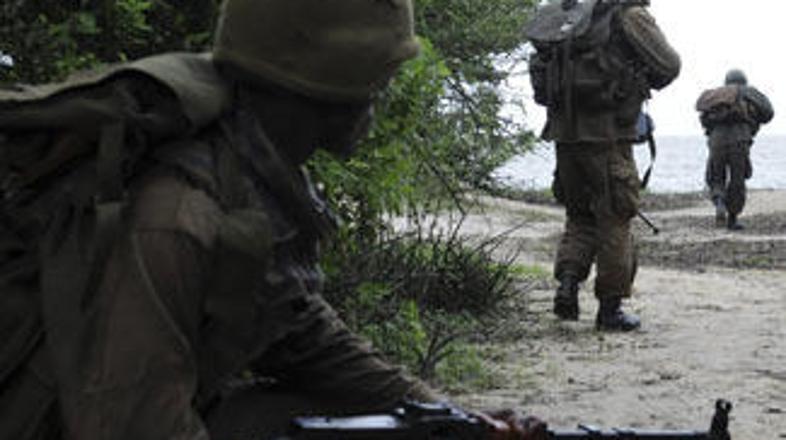 Begunce v taboriščih varujejo oboroženi vojaki – vlada namreč civiliste obravnav