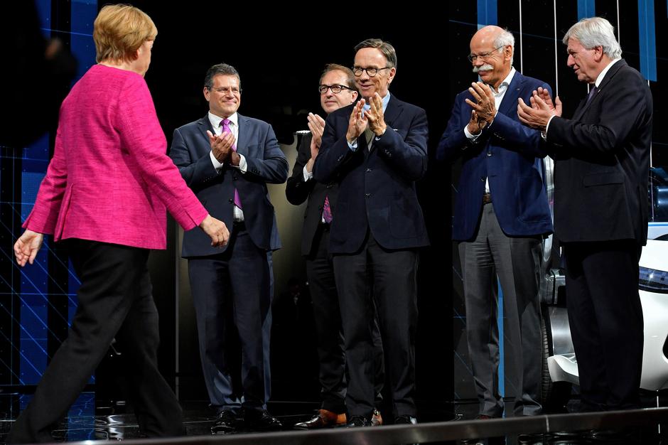 Angela Merkel na avtomobilskem salonu v Frankfurtu. | Avtor: epa