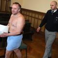 Casiraghiju je prihod na sodišče svojevrsten stilski izziv. Bil je že v brisači,