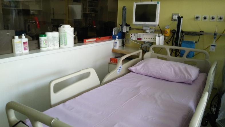 Prazne postelje na oddelku v UKC Ljubljana