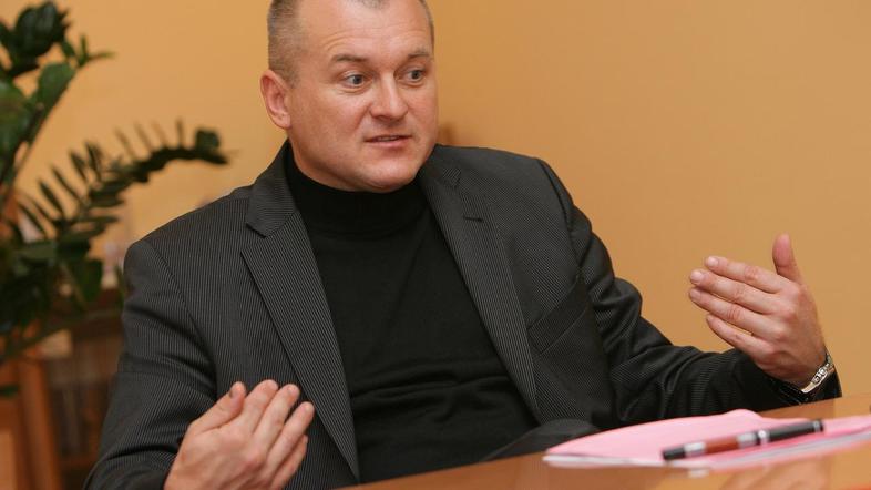 "Gospod Frangež, vam ni nerodno, da ste še poslanec, pa se derete čez mizo? Dvig