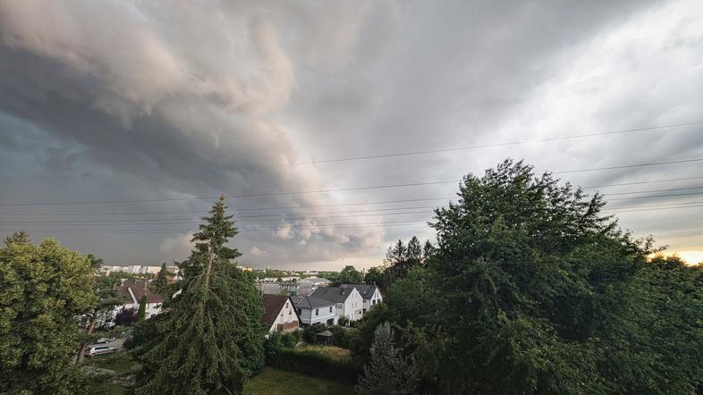 nevihtni oblaki nad hišami