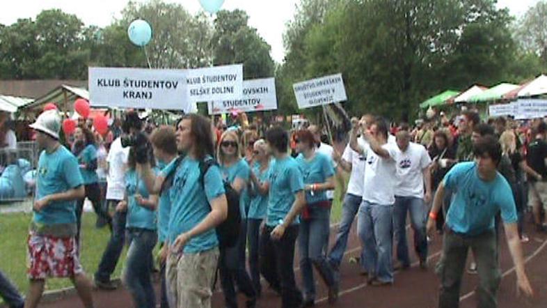 Študentje v Ljubljani so na 12. Škisovi tržnici uživali v ponudbi 55 študentskih