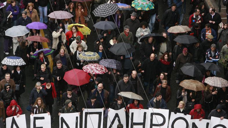 V Atenah se je danes zbralo na tisoče jeznih javnih uslužbencev. (Foto: Reuters)