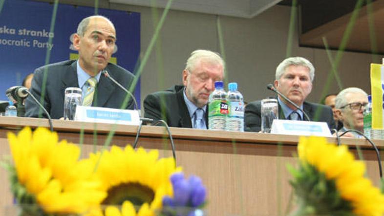 Štihec je vidni član SDS, ki je znotraj strokovnega sveta stranke 16. septembra 