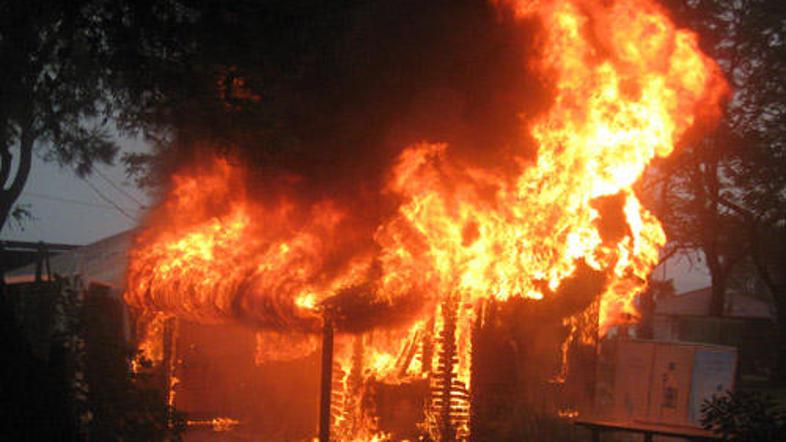 Zaradi udara strele sta v Fiesi pogorela dva kioska.