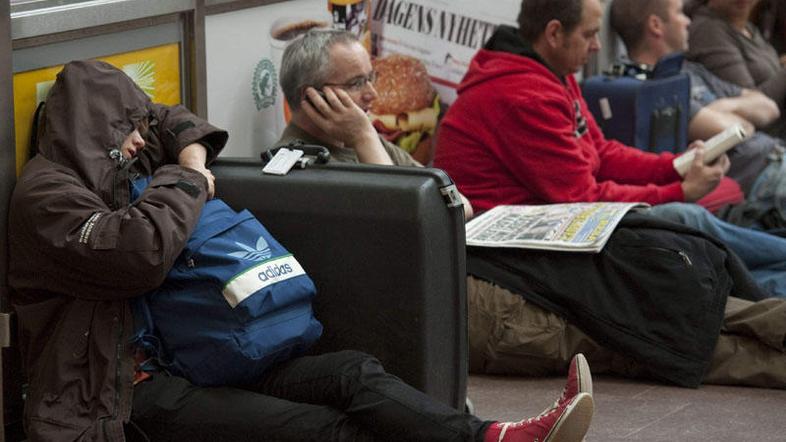 Takšno je trenutno razpoloženje na švedskem letališču Arlanda. (Foto: Reuters)