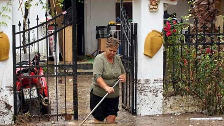 Grčijo so po uničujočih požarih prizadele še poplave.