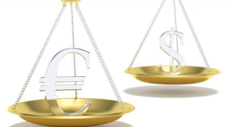 Dolarju v boju z evrom ne uspe prevesiti tehtnice v svojo smer.