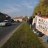 Na cesti, ki vodi do množičnega grobišča na Ovčari, se zbralo kakih 50 protestni