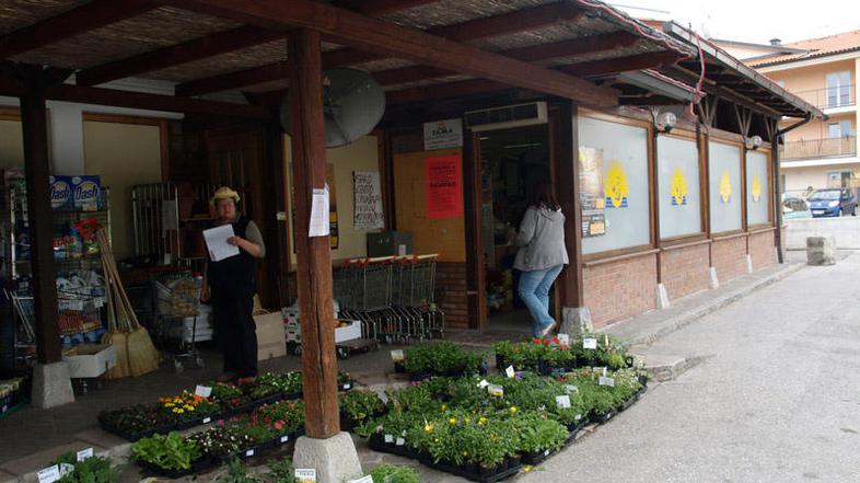 V Fami trdno verjamejo, da imajo podeželske trgovine, kot je njihova v Šempasu, 