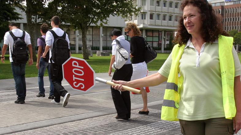 Vida Gračnar in drugi prostovoljci so te dni otrokom pomagali čez prehod za pešc